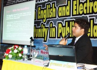 Suwanthep Malhotra, executive business development director of Pattaya Mail Publishing Co., presents his talk to PR personnel of Burapha University on “Writing a Press Release in English”.